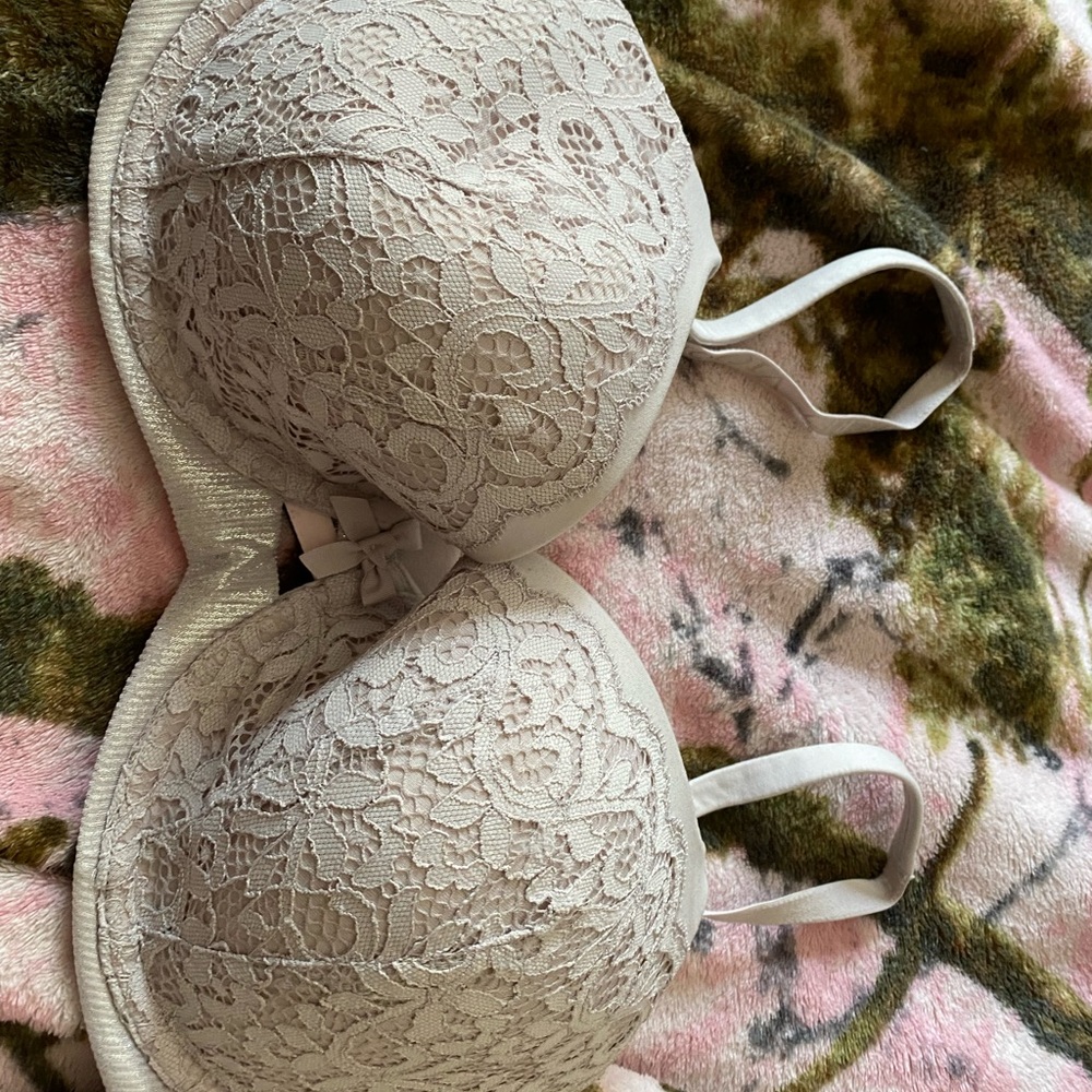 Victoria Secret Bra - Picture 5 of 10